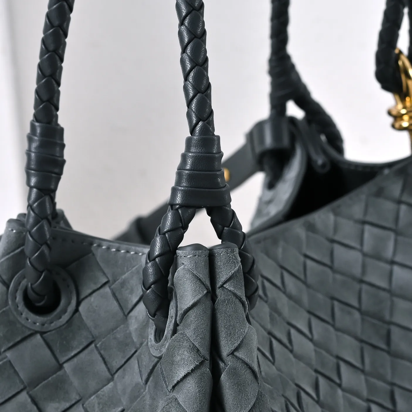 Batch 2060 BOTTEGA VENETA2025 new autumn medium suede parachuta has a unique appearance with the iconic metal knot, and a whole piece of leather folds the four corners into a parachute shape! The exquisite Knot metal buckle is like putting jewelry on a bag. It is high-end and elegant. Its super capacity can hold all your things! The overall effect of this bag is very different from before. It is neither too delicate to provide a large capacity nor too bulky because of its practicality. It simply provides a perfectly suitable bag for casual and simple people👜 Style number: 5921 Size: 29.5*18.5*17.5cm